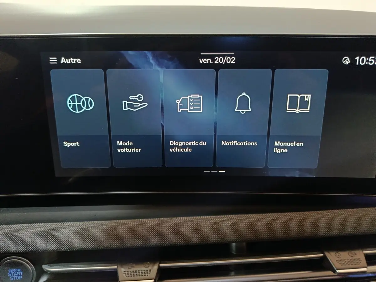 Écran tactile central affichant les options Sport, Mode voiturier, diagnostic et notifications dans un Hyundai Tucson gris foncé.