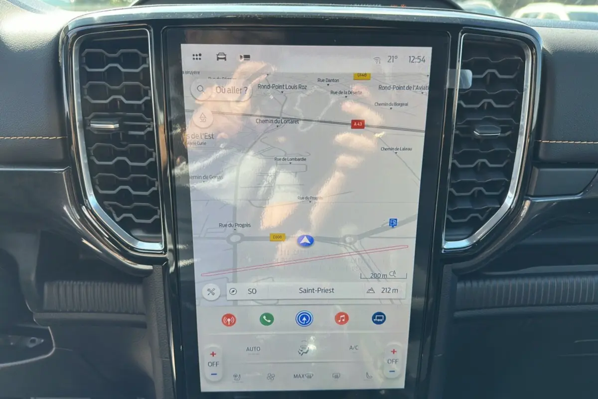 Écran tactile central du Ford Ranger Wildtrak blanc 2026 affichant la navigation GPS en intérieur.