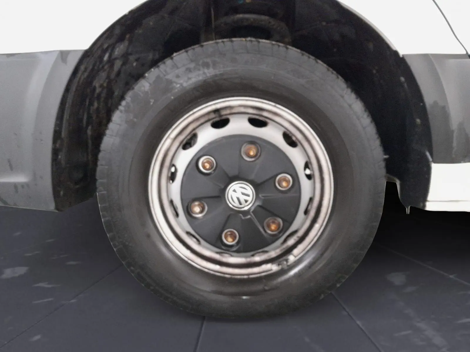 Gros plan sur la roue jumelée arrière droite blanche du Volkswagen Crafter Chassis Cabine avec logo VW au centre.