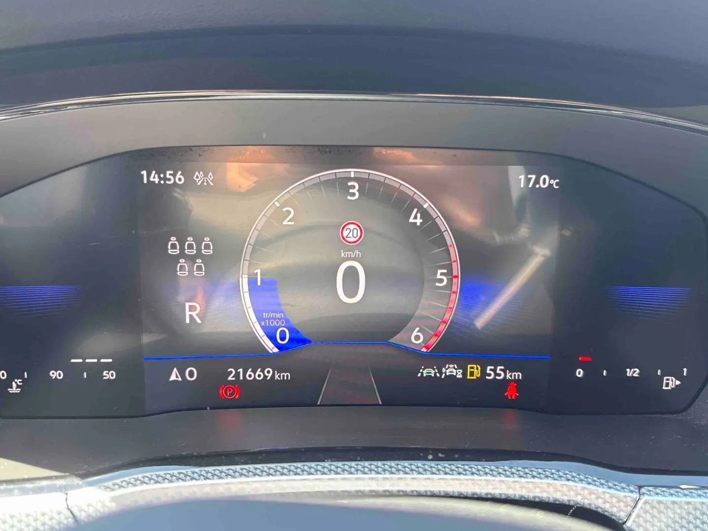 Affichage numérique du tableau de bord du Volkswagen Touran blanc, vue rapprochée du compteur et des indicateurs.