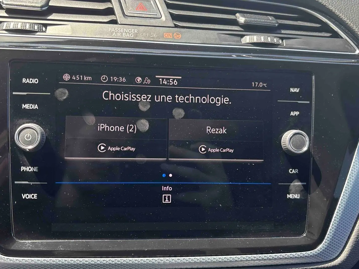 Écran tactile du système infotainment Discover Media du Volkswagen Touran 2025, affichant la connexion Apple CarPlay.