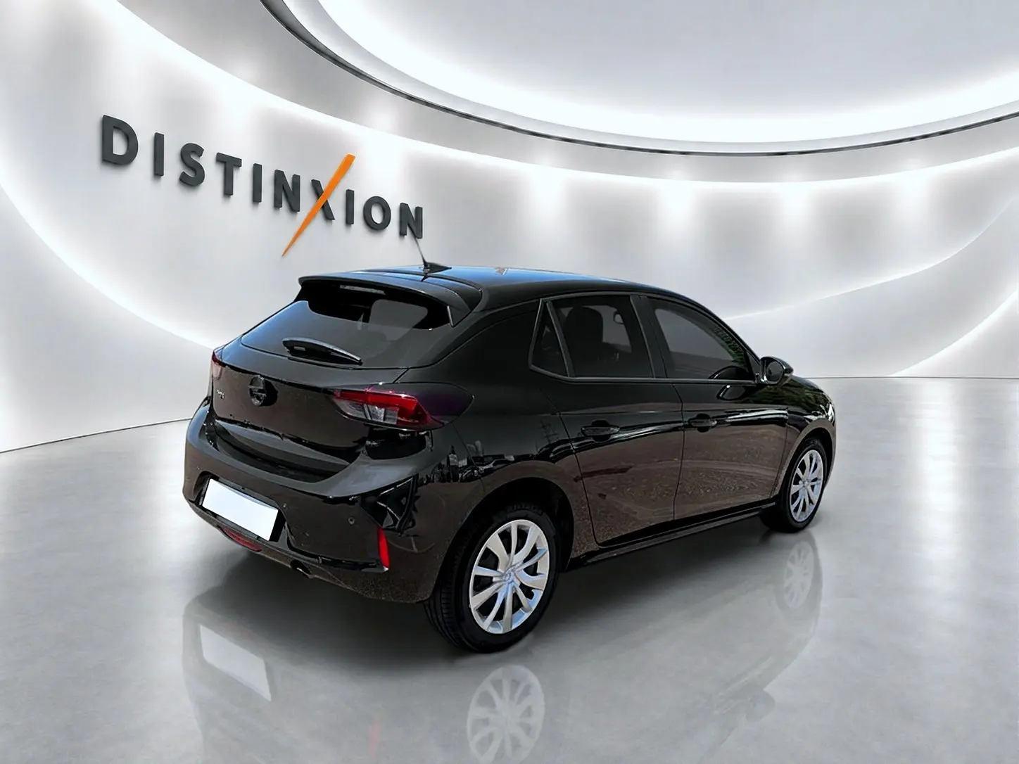Opel Corsa 1.2 turbo noir vue 3/4 arrière droit dans un showroom lumineux avec logo Distinxion.