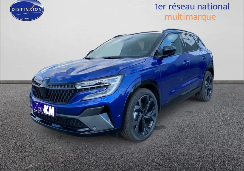 Renault Austral bleu iron en 3/4 avant droit avec jantes noires et calandre marquée esprit Alpine.