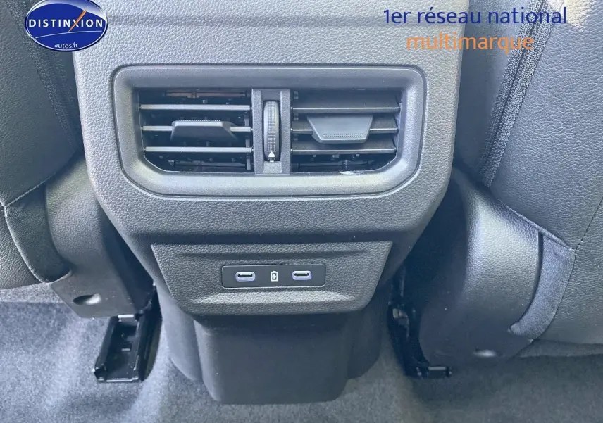 Prise USB double et bouche d'aération arrière entre les sièges avant d'un Renault Austral bleu iron t/noir éto 2025.