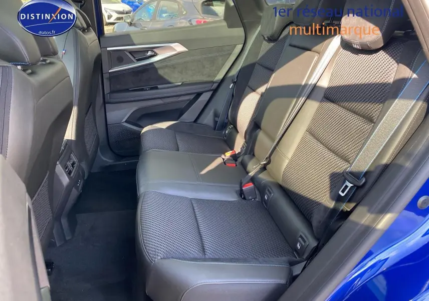 Banquette arrière en cuir noir vue côté droit du Renault Austral 2025 bleu iron t/noir éto avec ceintures et appui-têtes.