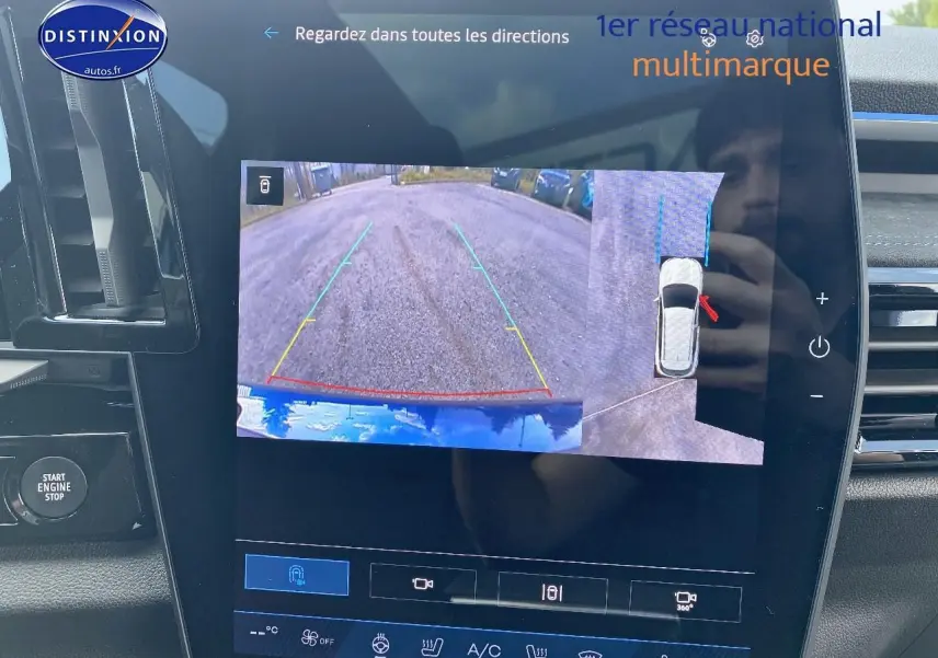 Écran tactile intérieur montrant la caméra de recul et vue panoramique 360° du Renault Austral bleu iron t/noir eto.