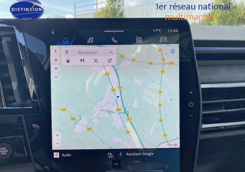 Écran tactile central affichant la navigation GPS dans l'habitacle du Renault Austral 2025.
