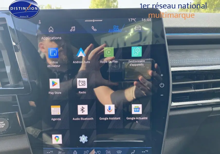 Écran tactile central du tableau de bord du Renault Austral 2025 bleu iron t/noir éto, avec interface multimédia visible.