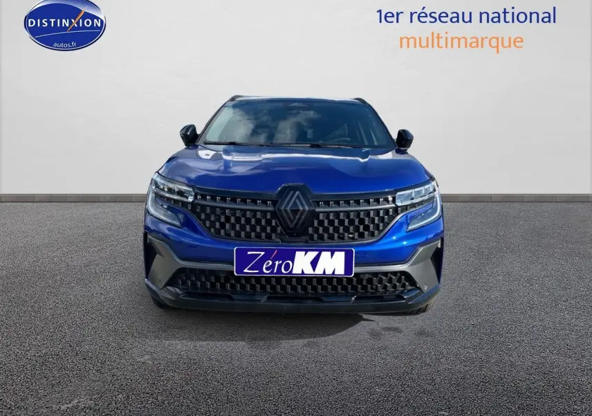 Vue avant du Renault Austral 2025 en bleu iron avec calandre noire et logo central proéminent.
