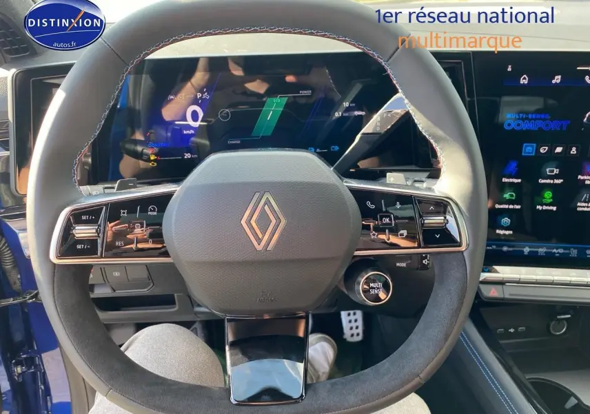 Vue centrée sur le volant cuir et alcantara du Renault Austral bleu, avec tableau de bord numérique et écran tactile.