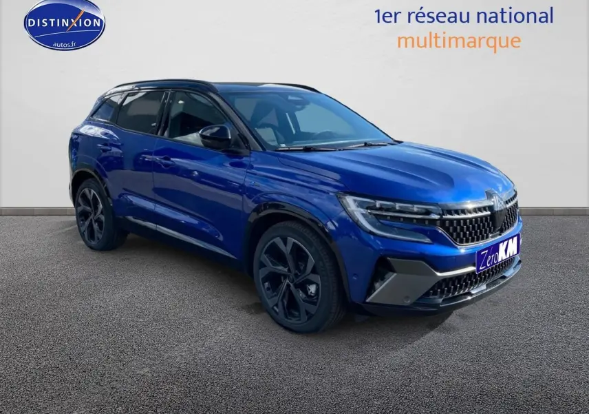 Renault Austral bleu iron en 3/4 avant droit avec toit noir et jantes alu noires élégantes.