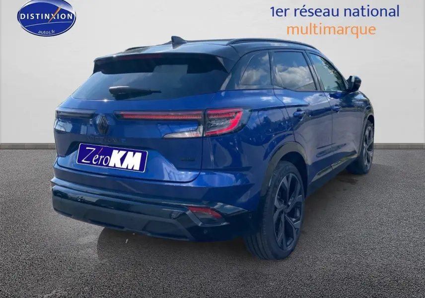 Vue 3/4 arrière droite d'un Renault Austral bleu iron avec toit noir et feux arrière LED distinctifs.