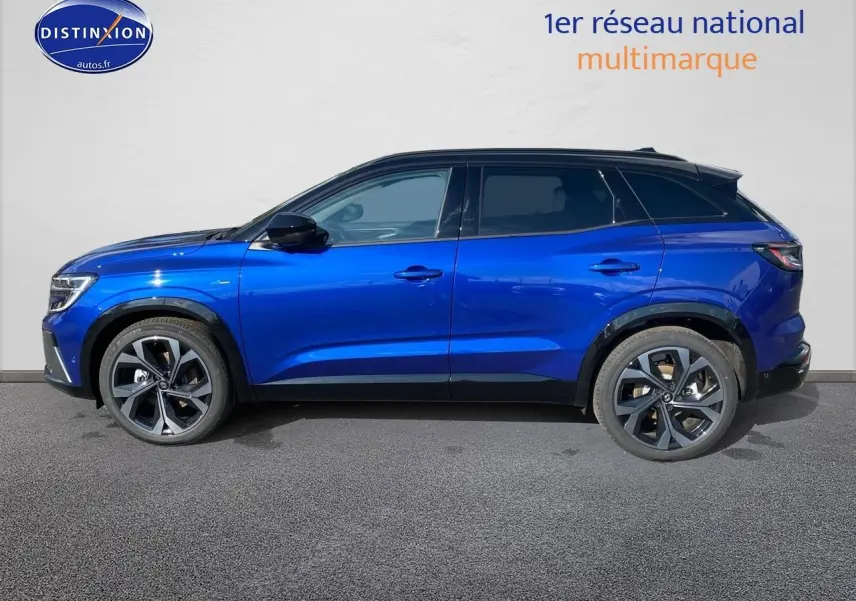 Profil droit du Renault Austral 2025 bleu iron avec toit noir et jantes alliage distinctives
