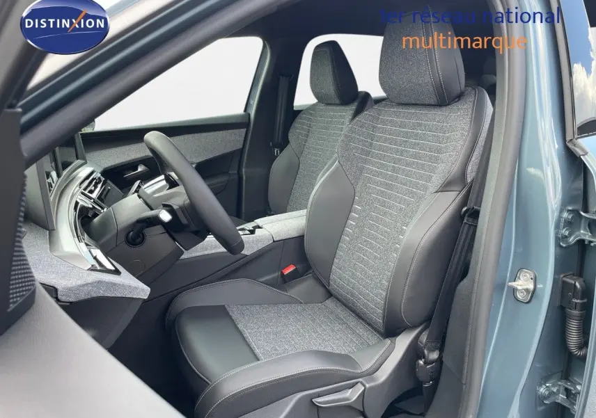 Intérieur avant droit du Peugeot 3008 Hybrid bleu Ingaro, sièges tissu et cuir noir avec surpiqûres contrastées.
