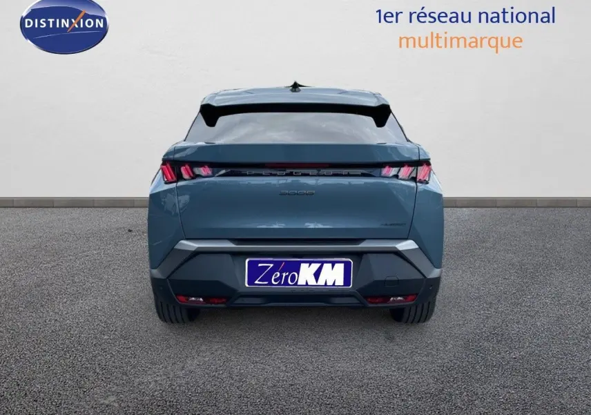 Vue arrière d'un Peugeot 3008 Hybrid bleu Ingaro Metal avec feux LED caractéristiques et plaque Zero KM visible.