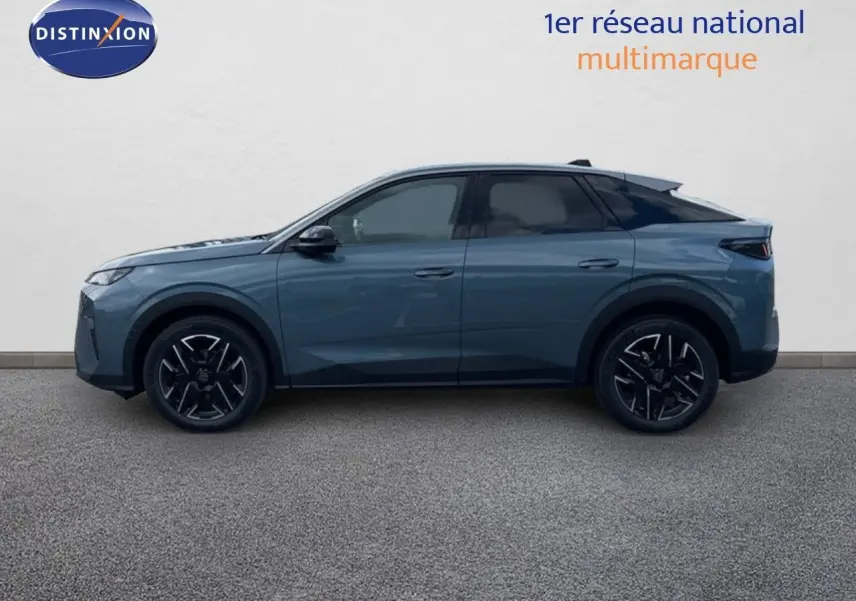 Profil côté gauche du Peugeot 3008 Hybrid 136ch Allure en bleu Ingaro Metal avec jantes noires et toit noir.