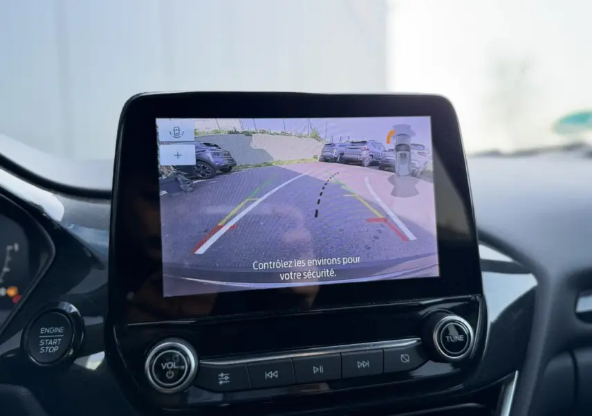 Écran central affichant la caméra de recul 180° du Ford Puma gris magnétique, vue intérieure avant.