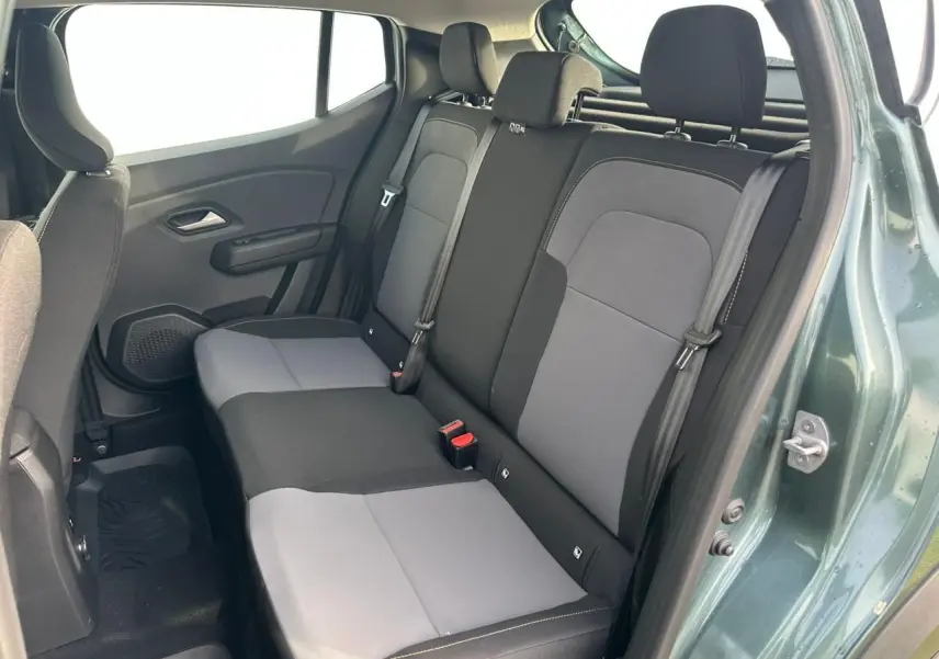 Vue intérieure côté droit sur la banquette arrière gris clair et noir de la Dacia Sandero III Stepway Vert Cèdre 2025.