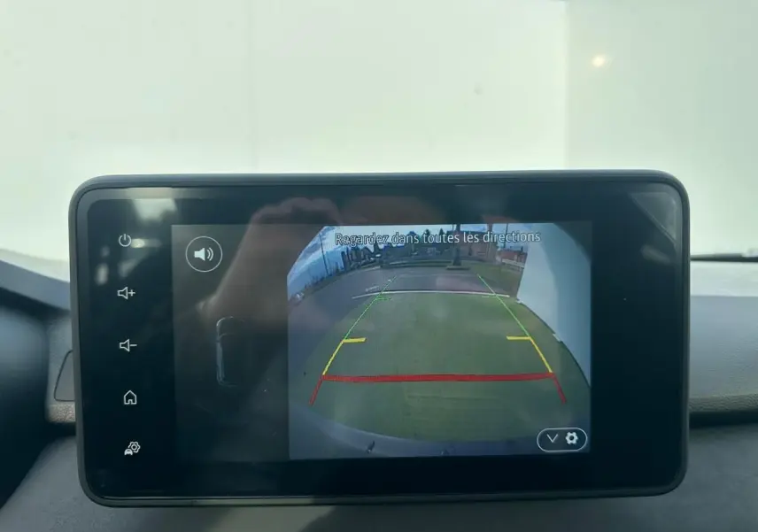 Écran tactile intérieur montrant la caméra de recul de la Dacia Sandero III Stepway, vue arrière en marche arrière.
