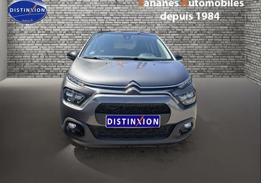 Vue avant d'une Citroën C3 gris foncé 2022 avec signature lumineuse et calandre noire distinctive.