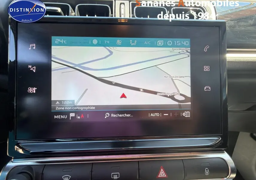 Écran tactile central du tableau de bord de la Citroën C3 gris foncé, affichant la navigation GPS.