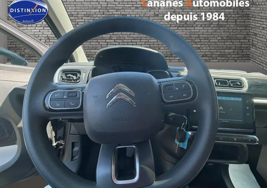 Vue centrée sur le volant noir de la Citroën C3 2022 avec tableau de bord et écran tactile visible.