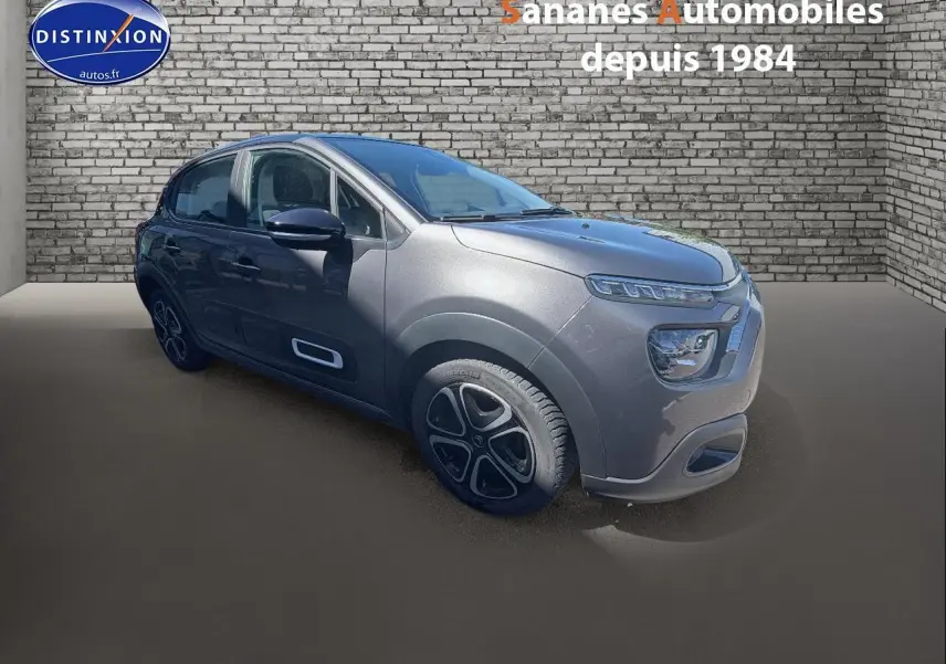 Citroën C3 gris foncé vue 3/4 avant droit, avec Airbump noirs et jantes au design distinctif.