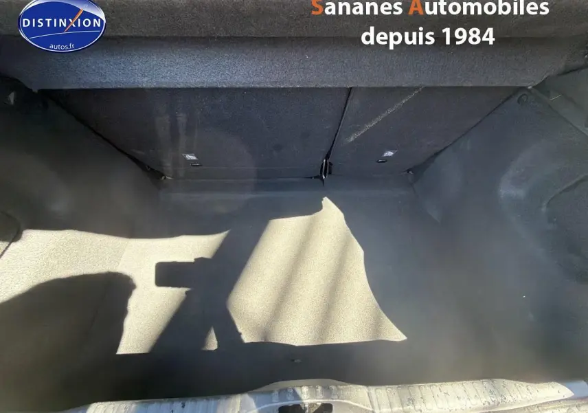 Coffre vide de Citroën C3 gris foncé, vue plongeante montrant l'espace de chargement intérieur.