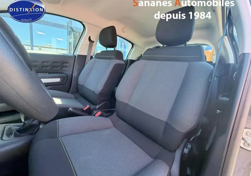 Vue intérieure côté droit des sièges avant en tissu gris Mica d'une Citroën C3 gris foncé 2022.