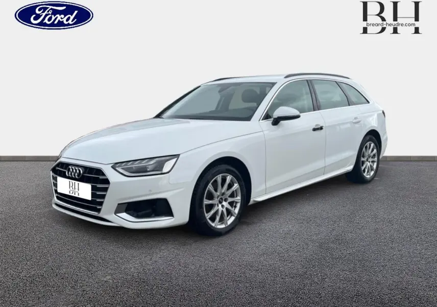 Audi A4 Avant blanc glacier métallisé vue 3/4 avant droit sur fond neutre avec jantes alu visibles.