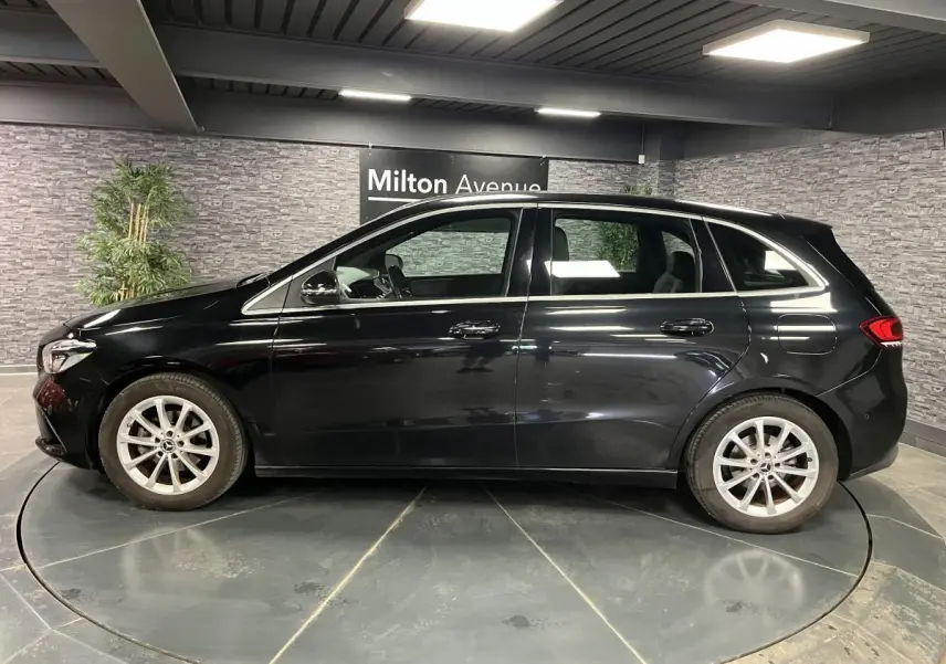 Profil côté gauche de la Mercedes Classe B 180 d noire 2019 avec jantes alliage et vitres teintées.