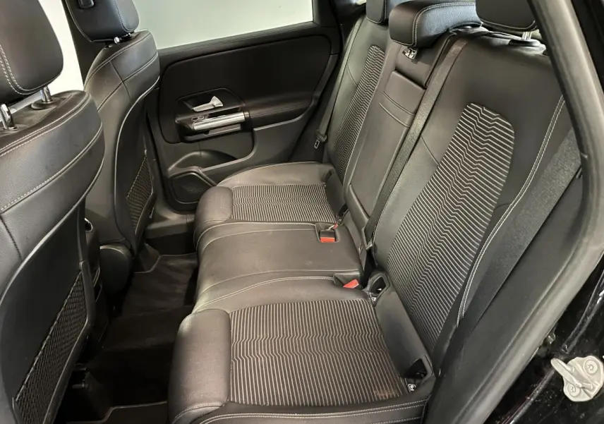 Vue côté droit de la banquette arrière noire avec surpiqûres et ceintures de sécurité d'une Mercedes Classe B 180 d 2019.