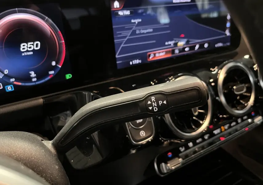 Gros plan sur la commande de boîte automatique noire et l'instrumentation digitale de la Mercedes Classe B 180 d 2019.