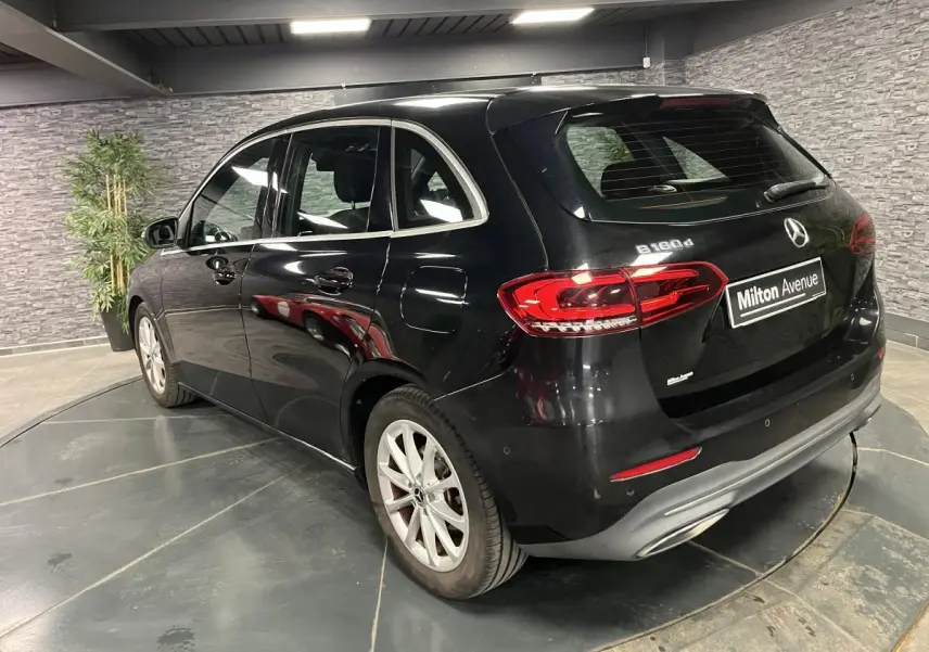 Mercedes Classe B 180 d noire vue 3/4 arrière droit, avec feux LED et jantes alliage 17 pouces argent vanadium.