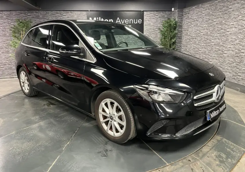 Mercedes Classe B 180 d noire vue en 3/4 avant droit, avec calandre chromée et jantes alliage 17 pouces.