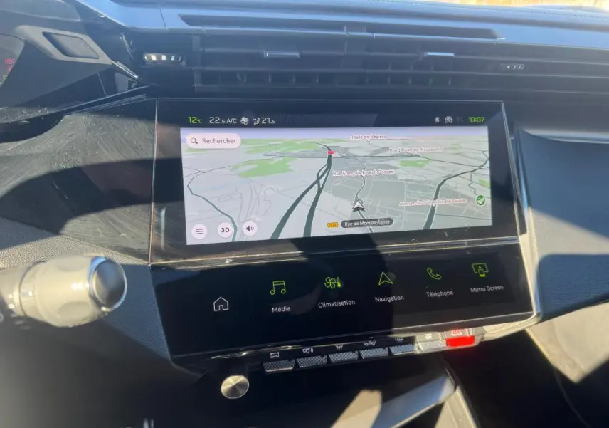 Vue rapprochée du cockpit numérique de la Peugeot 408 Hybrid 136 e-DCS6 GT 2024 avec écran tactile de navigation.