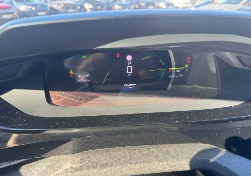 Vue rapprochée du cockpit numérique gris du Peugeot 408 Hybrid 136 e-DCS6 GT affichant la vitesse et l'autonomie.