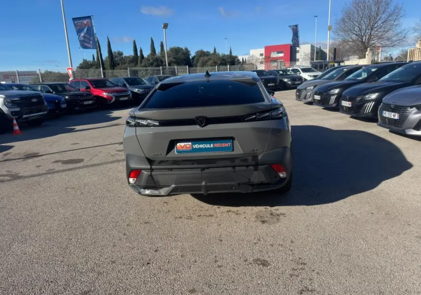 Vue arrière d'une Peugeot 408 gris 2024 Hybrid GT avec feux effilés et jantes alliage 19 pouces.