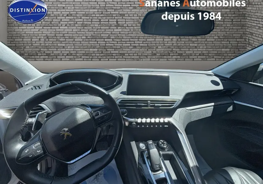Vue intérieure du tableau de bord et volant noir du Peugeot 3008 blanc, avec écran tactile et console centrale moderne.
