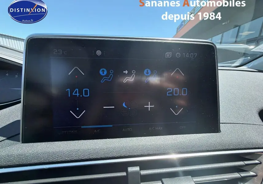 Vue intérieure du tableau de bord du Peugeot 3008 blanc, écran tactile affichant la climatisation bi-zone.