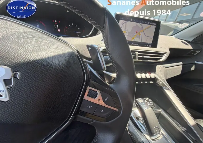 Vue intérieure du Peugeot 3008 blanc 2018, focus sur le volant cuir et l'écran tactile central avec navigation affichée.