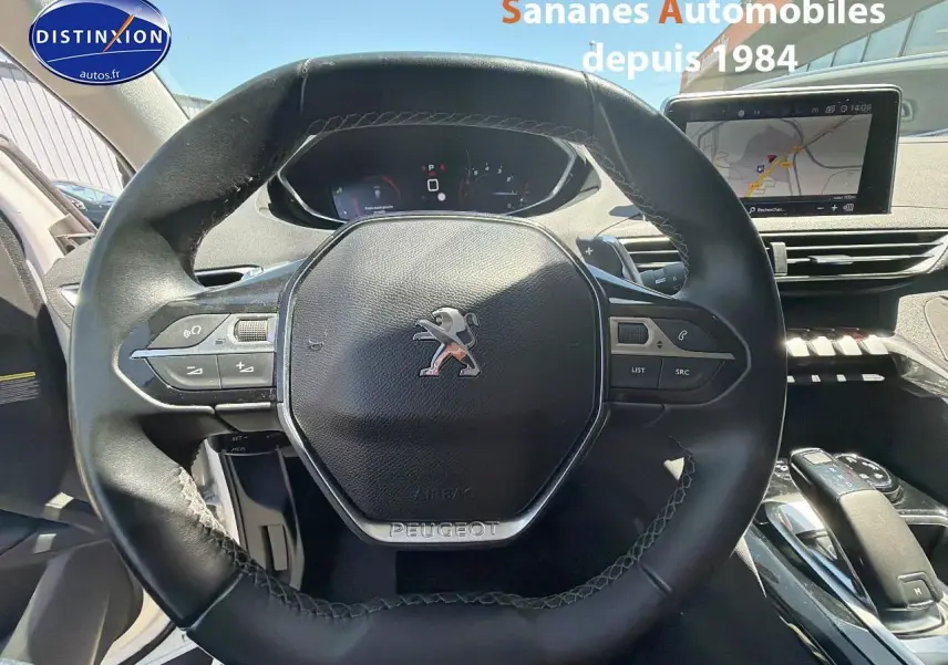 Vue rapprochée du volant cuir noir du Peugeot 3008 2018 avec tableau de bord numérique et écran tactile GPS.