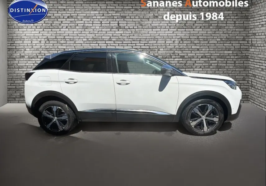 Vue latérale droite d'un Peugeot 3008 blanc nacré avec toit noir et jantes alliage bi-ton.