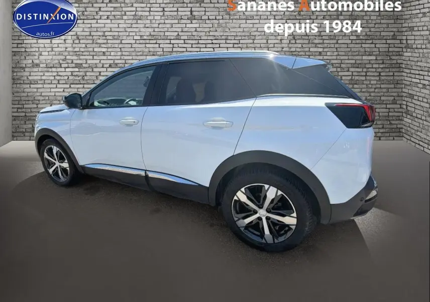 Peugeot 3008 blanc vue de profil côté gauche, avec jantes alliage bi-ton et vitres surteintées.