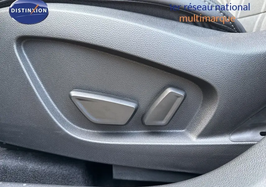 Boutons de réglage électrique des sièges sur Renault Symbioz E-Tech 145 Esprit Alpine gris Cassiope, vue en gros plan intérieur.