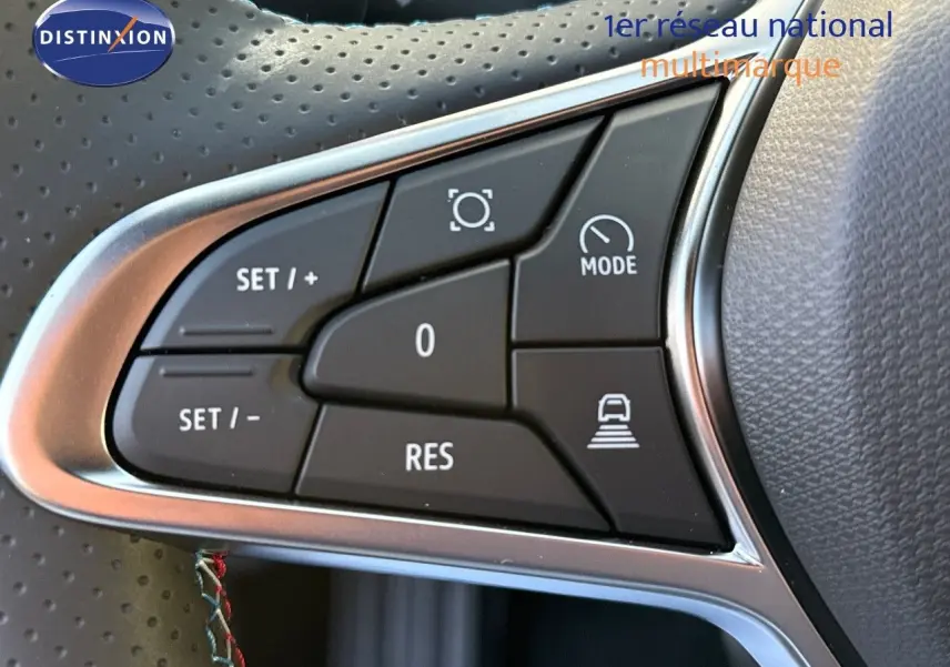 Gros plan sur les commandes de régulateur de vitesse au volant du Renault Symbioz gris Cassiope 2024.