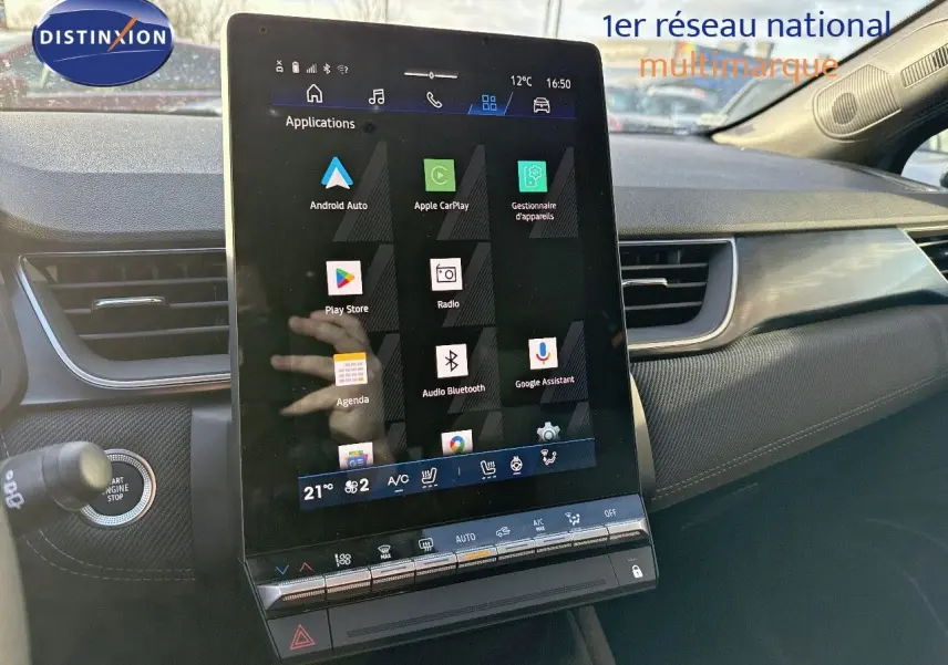 Vue intérieure centrée sur l'écran tactile vertical du tableau de bord du Renault Symbioz gris Cassiope 2024.
