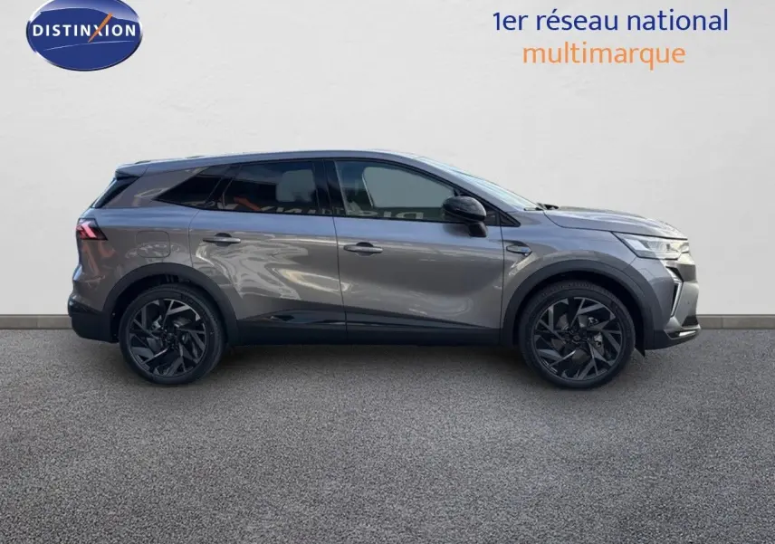 Profil droit du Renault Symbioz gris Cassiope 2024, version E-Tech 145 Esprit Alpine avec jantes noires distinctives.