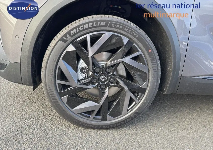 Gros plan sur la roue avant droite du Renault SYMBIOZ gris Cassiope, mettant en valeur la jante noire au design géométrique.