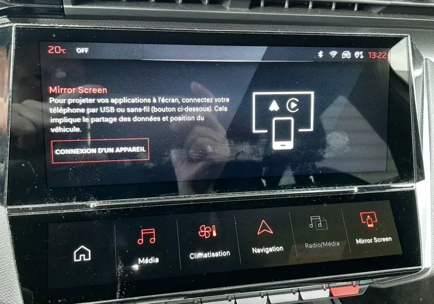 Écran tactile central de la Peugeot 308 SW 2024 affichant l'interface Mirror Screen avec commandes multimédia et climatisation.